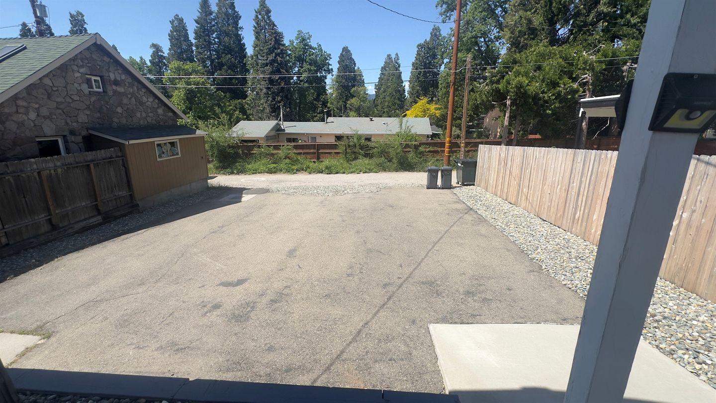 Modern Cozy Getaway with BBQ and Scenic Views in Mount Shasta, California