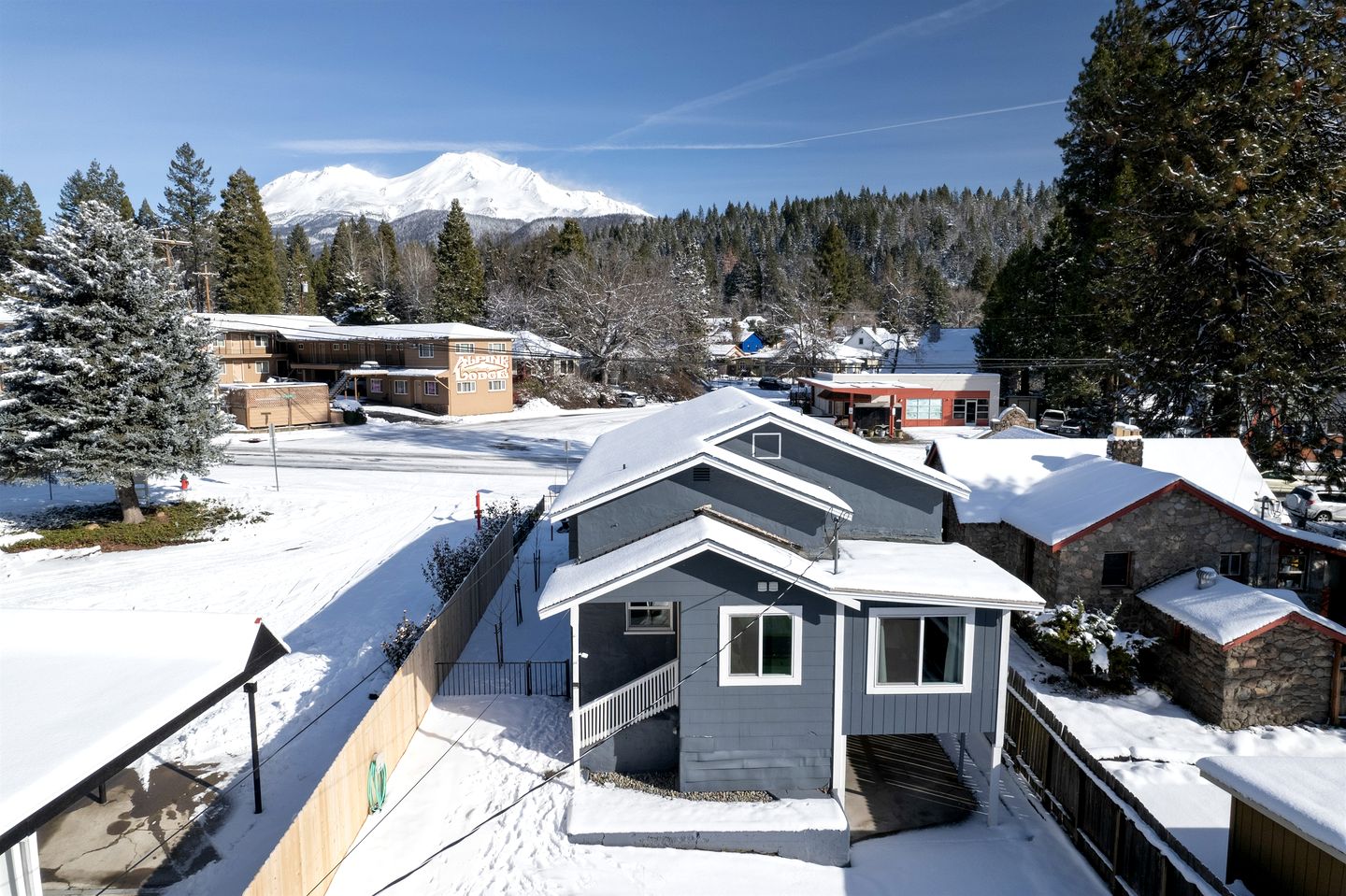 Modern Cozy Getaway with BBQ and Scenic Views in Mount Shasta, California