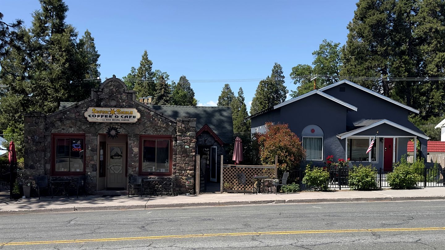 Modern Cozy Getaway with BBQ and Scenic Views in Mount Shasta, California