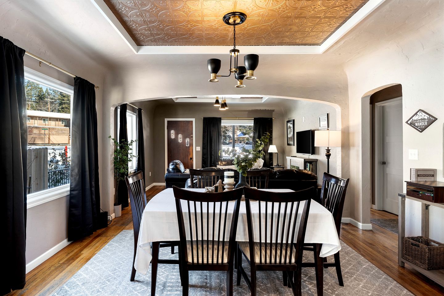 Modern Cozy Getaway with BBQ and Scenic Views in Mount Shasta, California