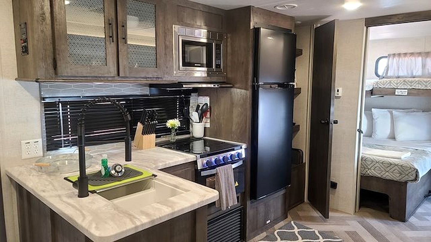 Family-Friendly Spacious RV Suite with Modern Kitchen, Fireplace & Private Deck Near Williams, Arizona