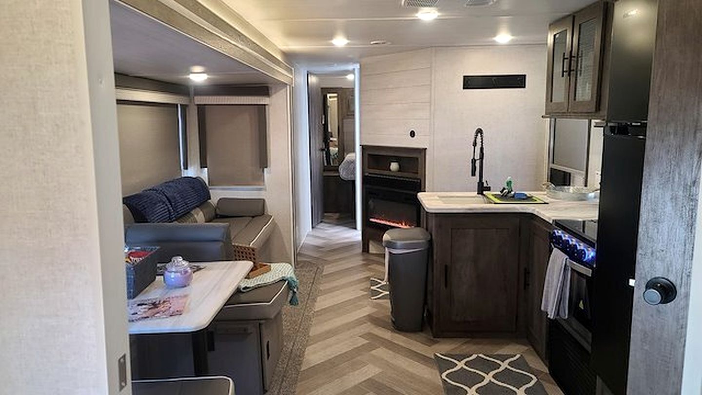Family-Friendly Spacious RV Suite with Modern Kitchen, Fireplace & Private Deck Near Williams, Arizona