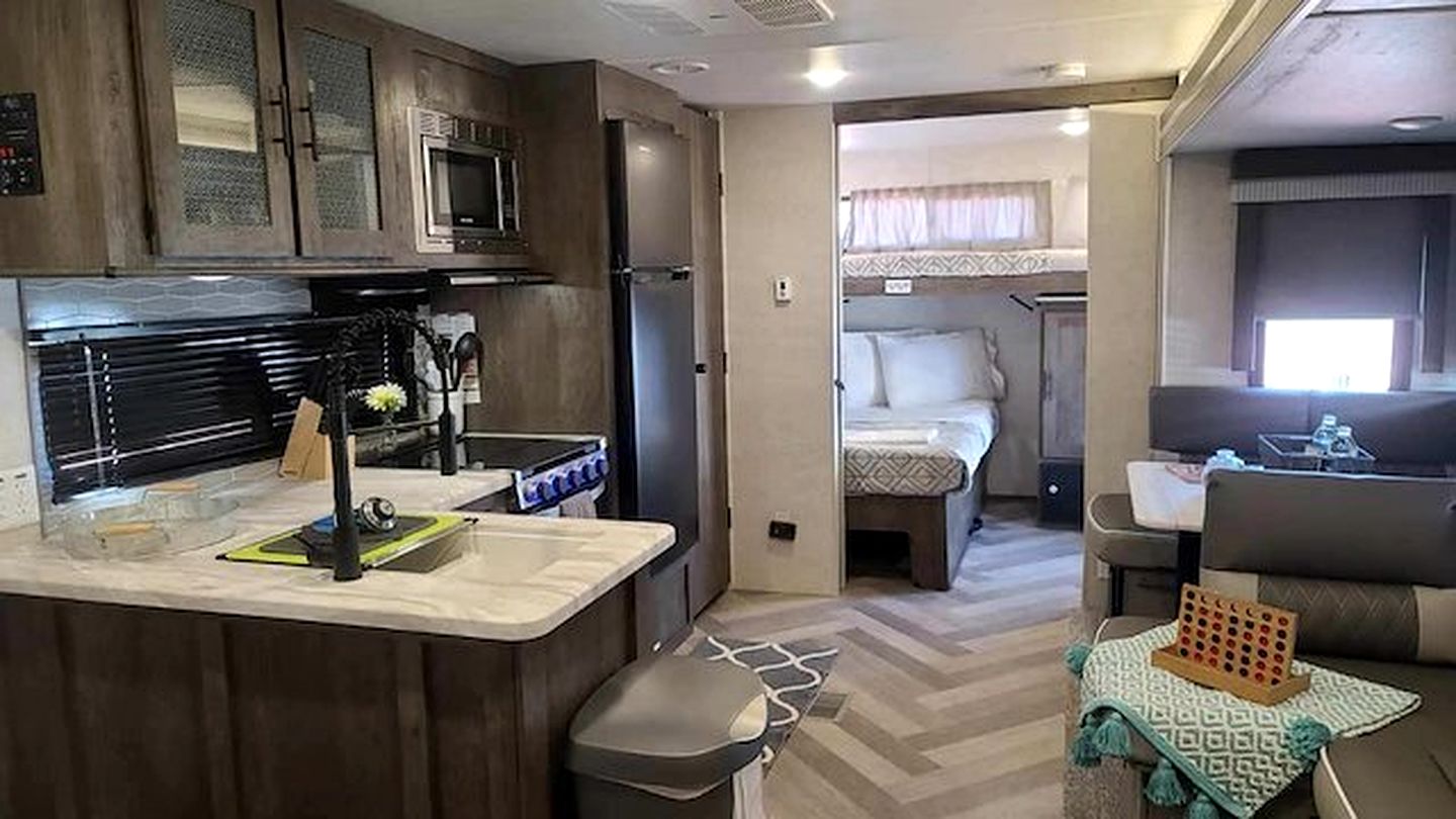Family-Friendly Spacious RV Suite with Modern Kitchen, Fireplace & Private Deck Near Williams, Arizona