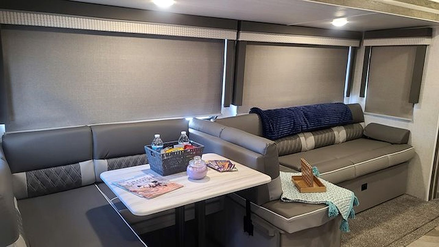 Family-Friendly Spacious RV Suite with Modern Kitchen, Fireplace & Private Deck Near Williams, Arizona