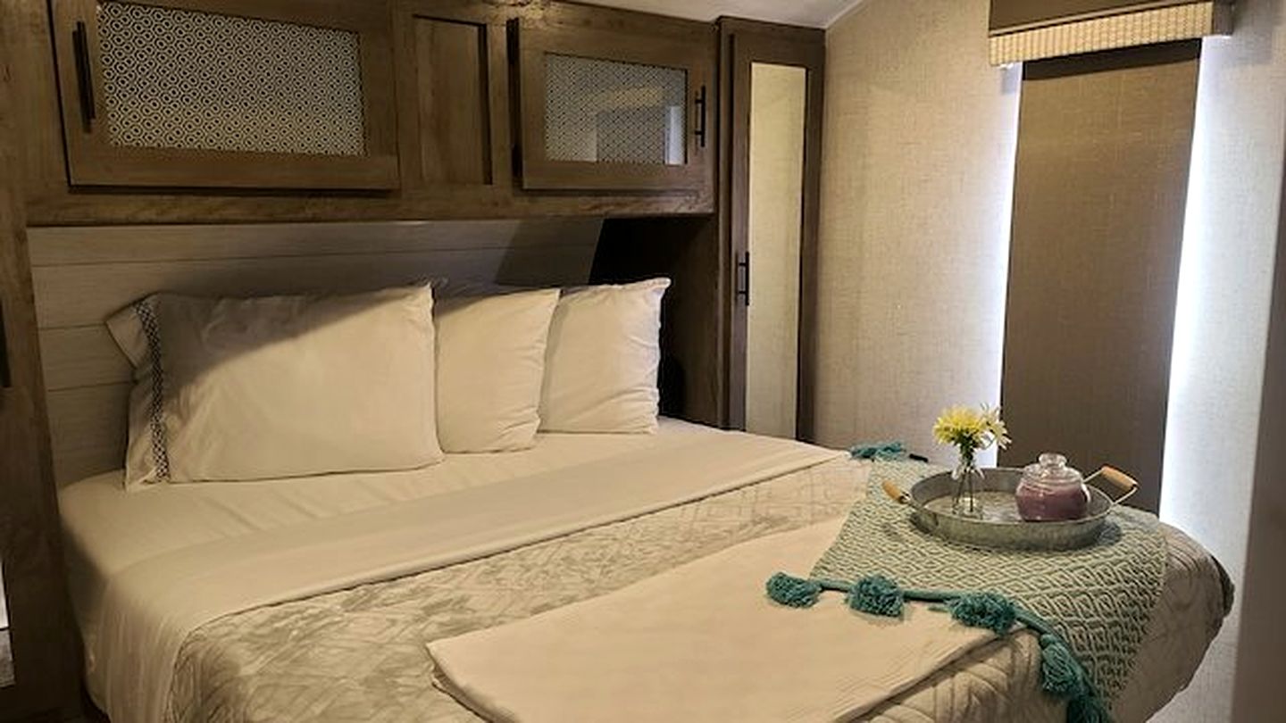 Family-Friendly Spacious RV Suite with Modern Kitchen, Fireplace & Private Deck Near Williams, Arizona