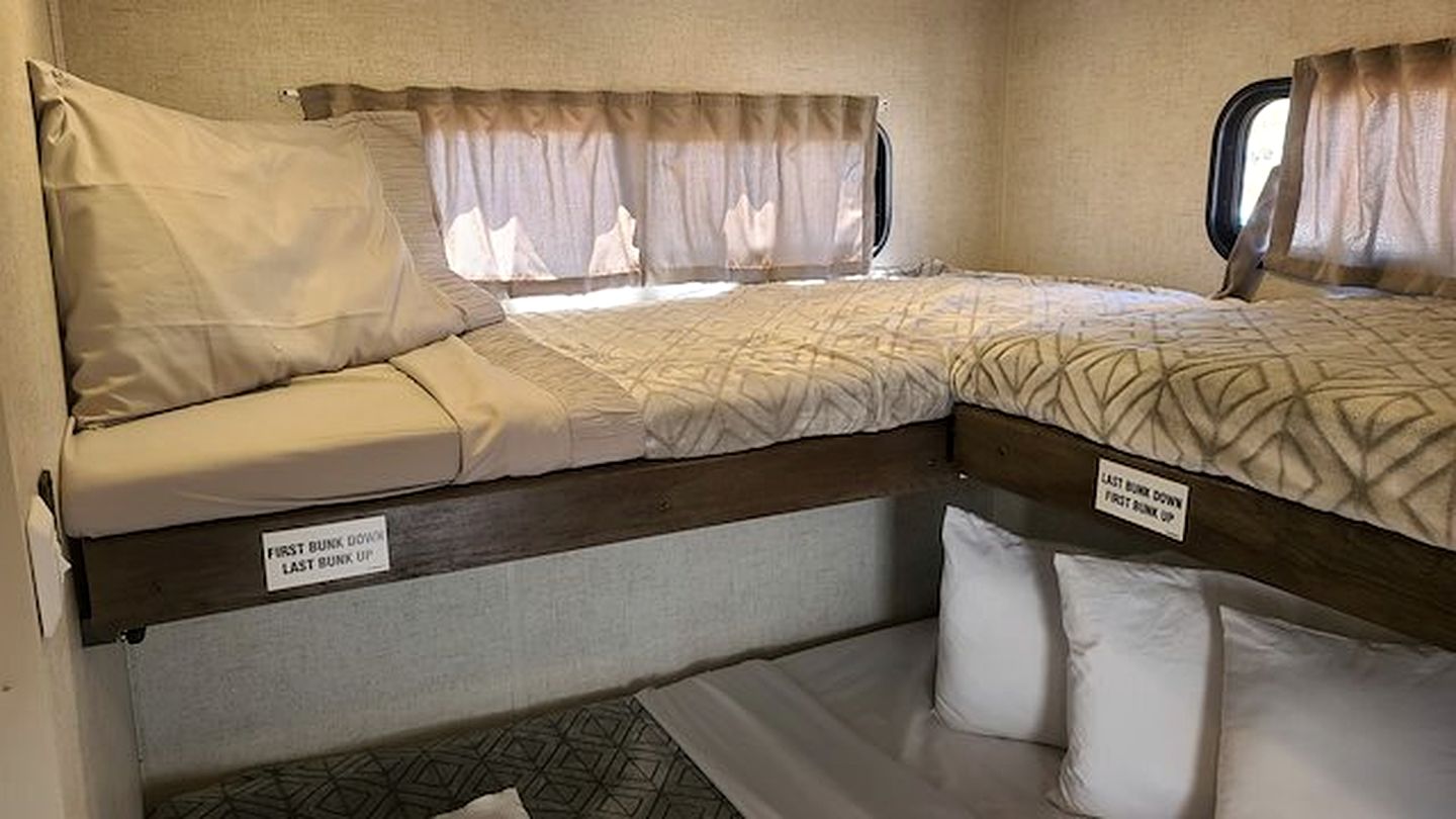 Family-Friendly Spacious RV Suite with Modern Kitchen, Fireplace & Private Deck Near Williams, Arizona