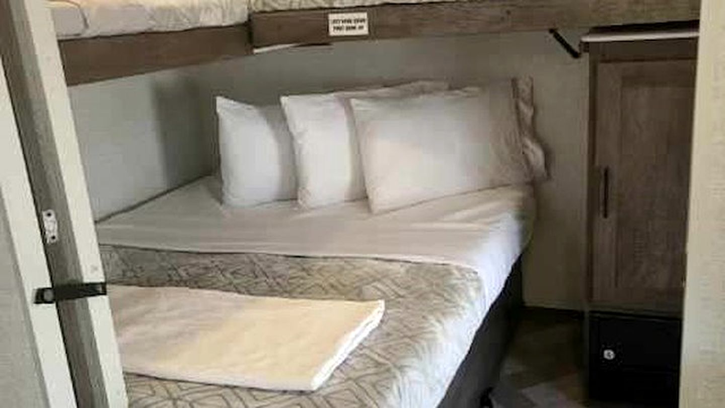 Family-Friendly Spacious RV Suite with Modern Kitchen, Fireplace & Private Deck Near Williams, Arizona