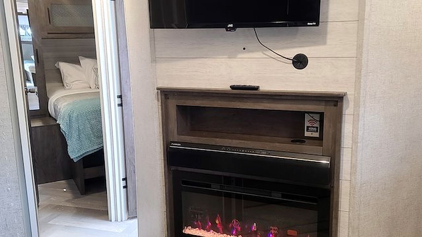 Family-Friendly Spacious RV Suite with Modern Kitchen, Fireplace & Private Deck Near Williams, Arizona