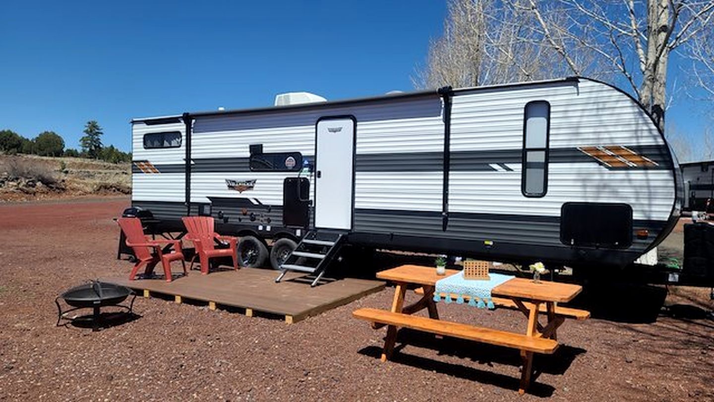 Family-Friendly Spacious RV Suite with Modern Kitchen, Fireplace & Private Deck Near Williams, Arizona