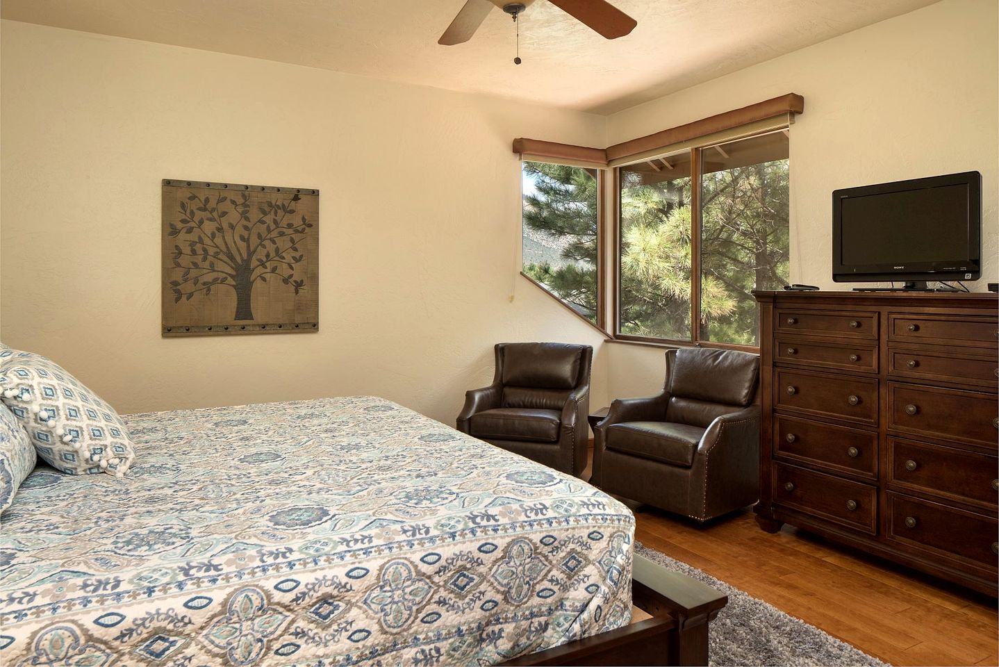 Gorgeous Cozy Cabin with Scenic Forest Views, Fire Pit, and Grill in Flagstaff, Arizona