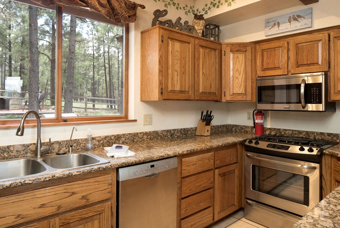 Gorgeous Cozy Cabin with Scenic Forest Views, Fire Pit, and Grill in Flagstaff, Arizona