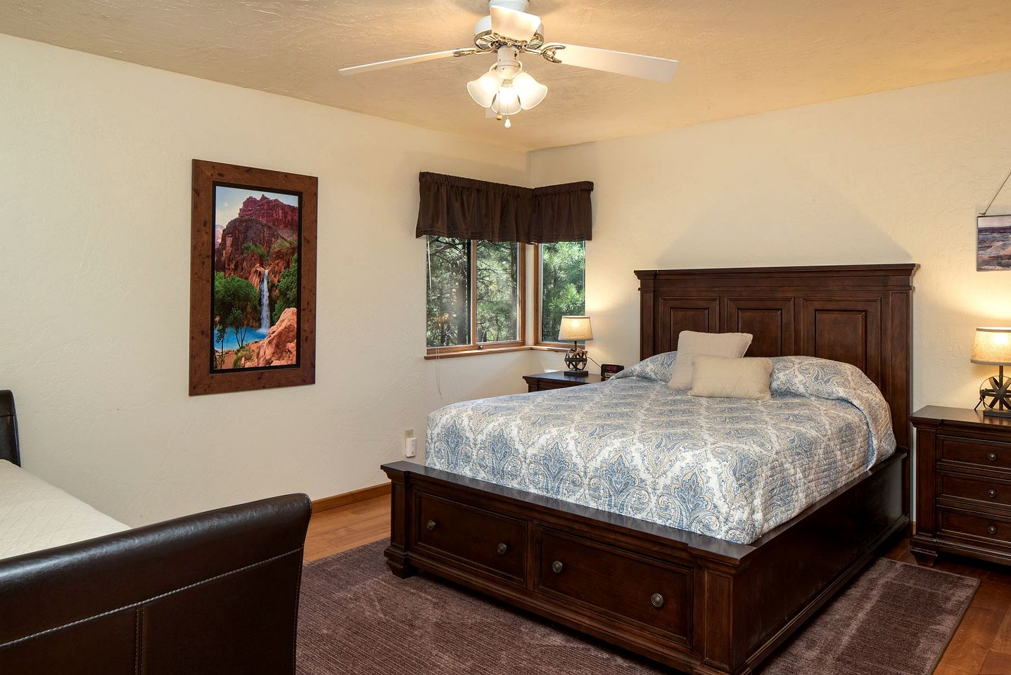 Gorgeous Cozy Cabin with Scenic Forest Views, Fire Pit, and Grill in Flagstaff, Arizona