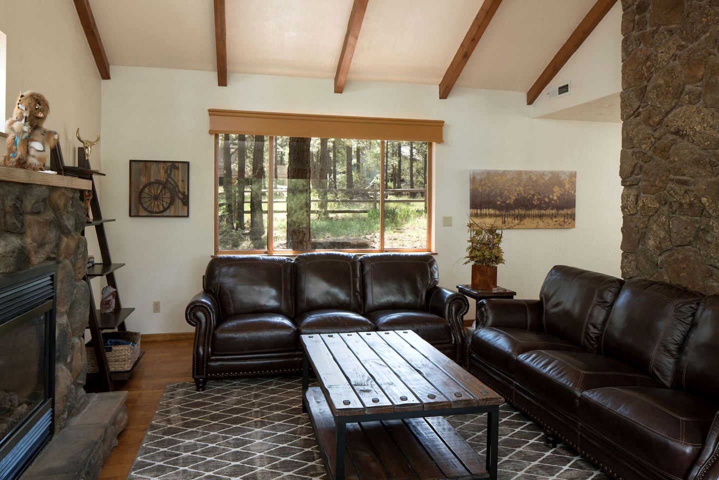 Gorgeous Cozy Cabin with Scenic Forest Views, Fire Pit, and Grill in Flagstaff, Arizona