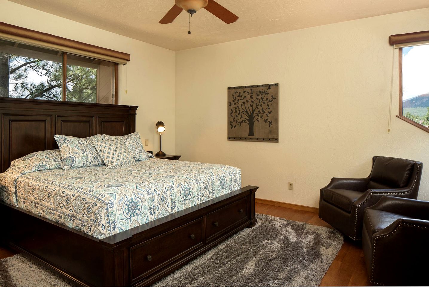Gorgeous Cozy Cabin with Scenic Forest Views, Fire Pit, and Grill in Flagstaff, Arizona
