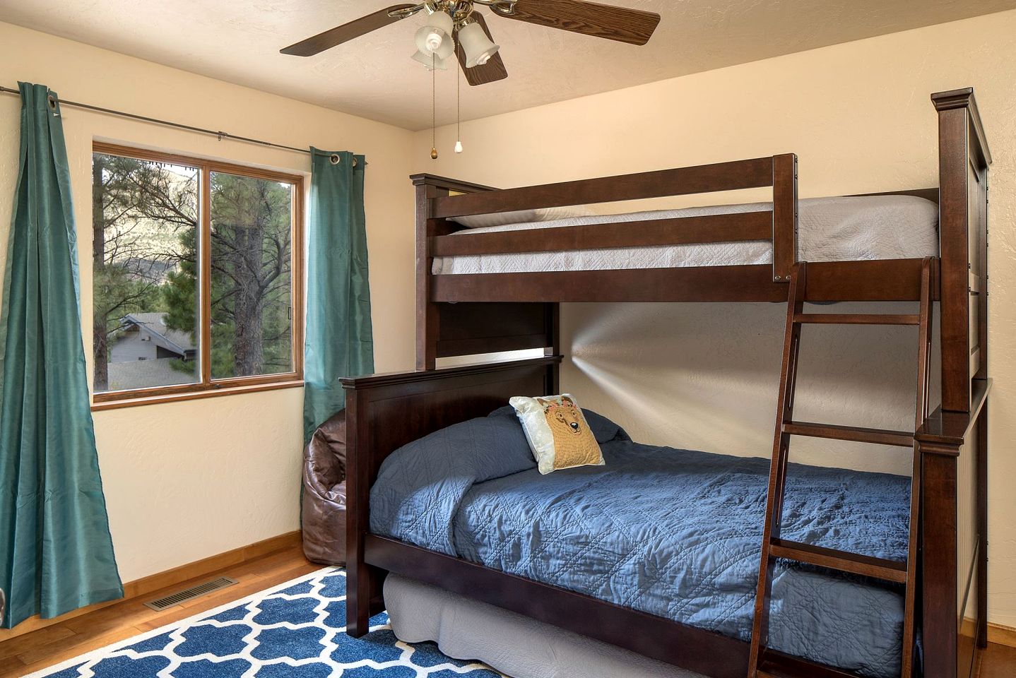 Gorgeous Cozy Cabin with Scenic Forest Views, Fire Pit, and Grill in Flagstaff, Arizona