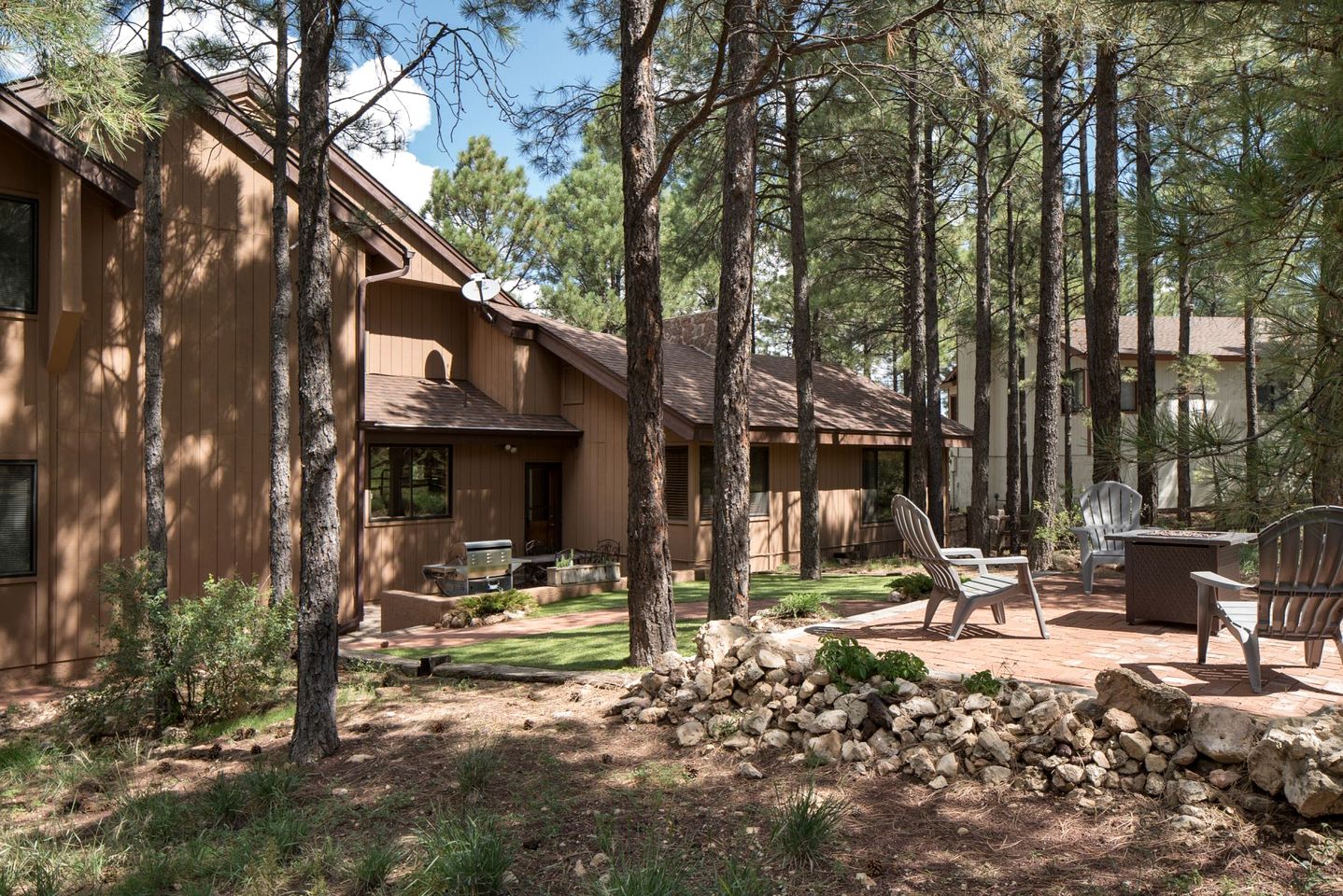 Gorgeous Cozy Cabin with Scenic Forest Views, Fire Pit, and Grill in Flagstaff, Arizona
