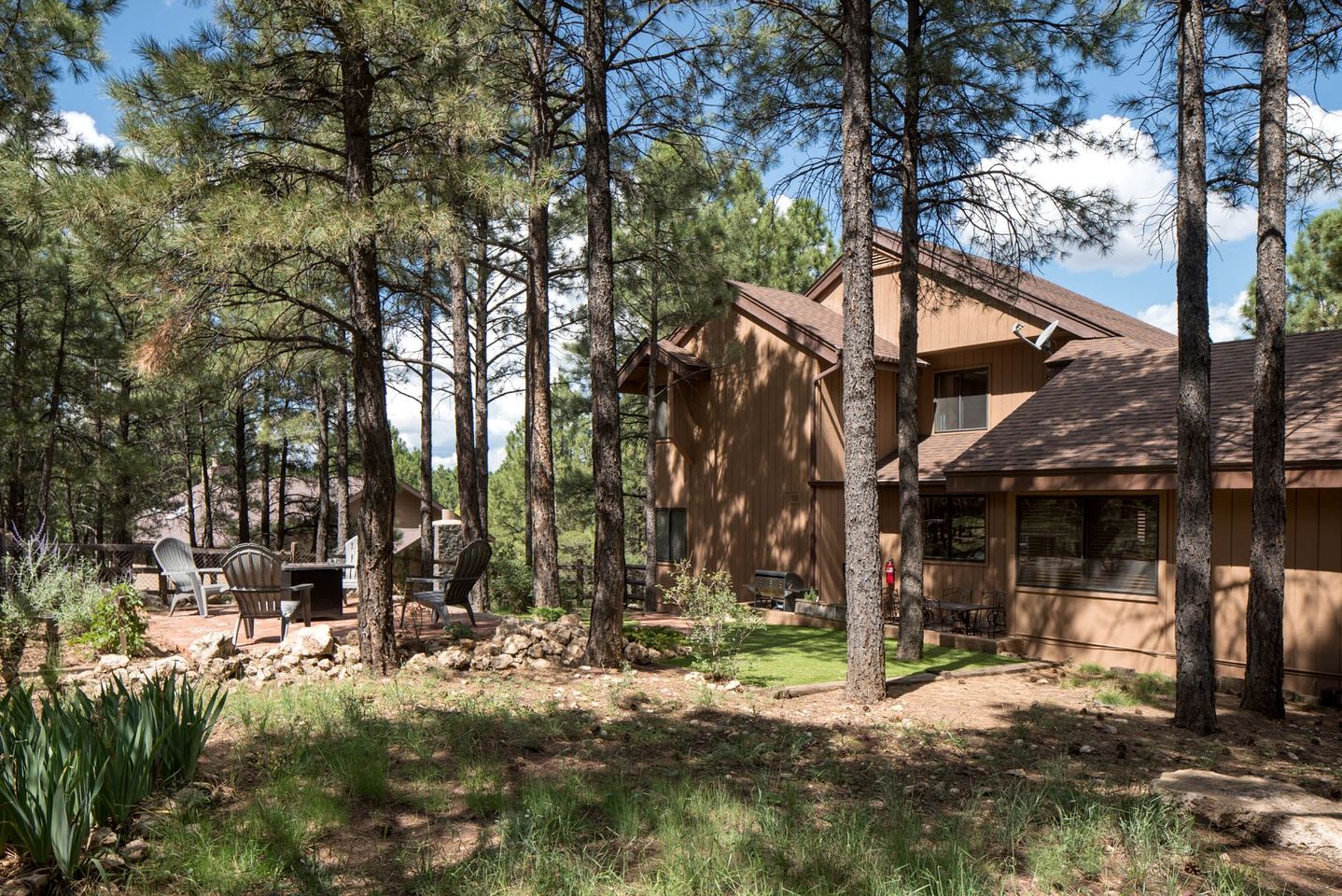 Gorgeous Cozy Cabin with Scenic Forest Views, Fire Pit, and Grill in Flagstaff, Arizona