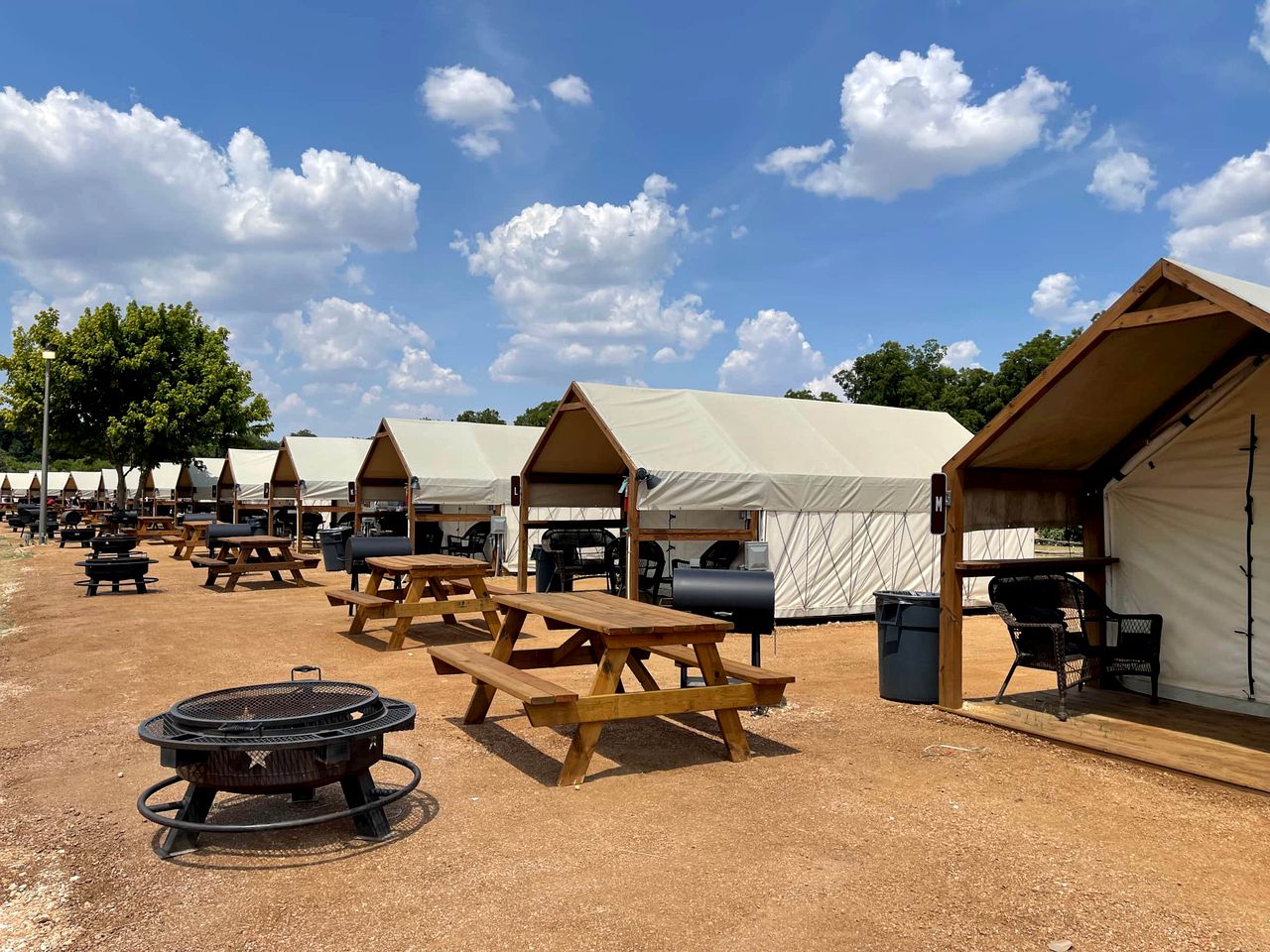 Wonderful Texas Glamping Getaway with Kayaks, Canoes and Paddleboards: Comfortable Safari Tent in on the Cibolo Creek in Marion