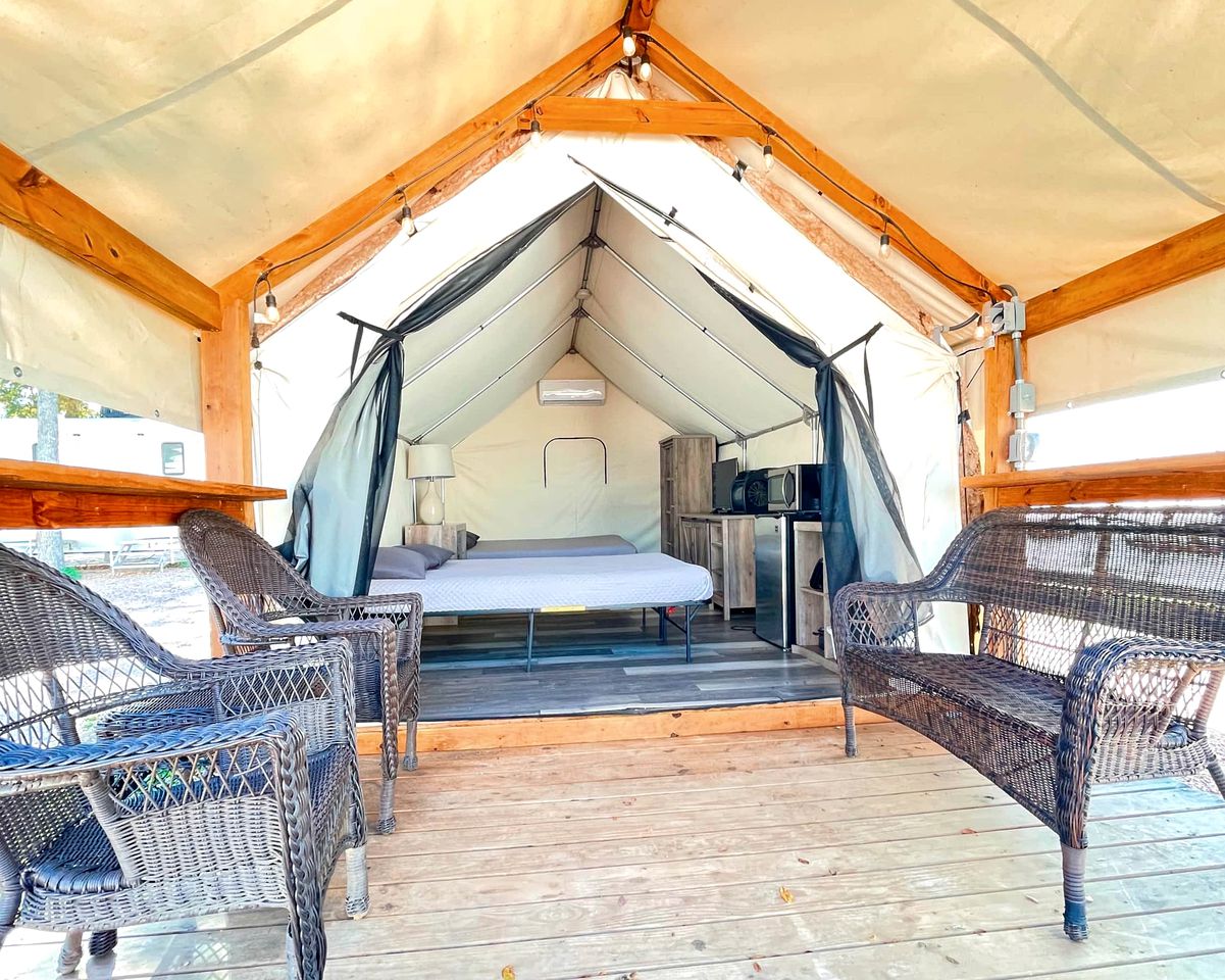 Wonderful Texas Glamping Getaway with Kayaks, Canoes and Paddleboards: Comfortable Safari Tent in on the Cibolo Creek in Marion