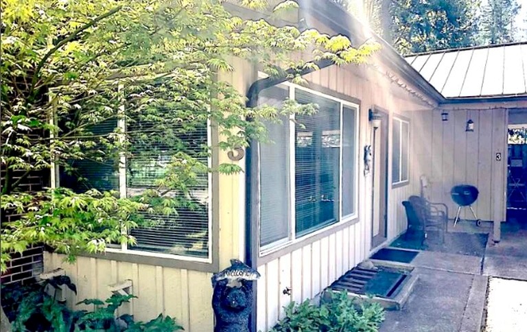 Cottage Rental Nestled in a Lush Garden in Finn Rock, Oregon | Cottages (Blue River, Oregon, United States of America)