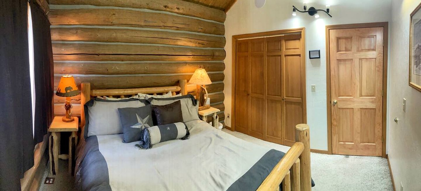 Montana Mountain Glamping: Charming Log Cabin with a Private Hot Tub in Darby