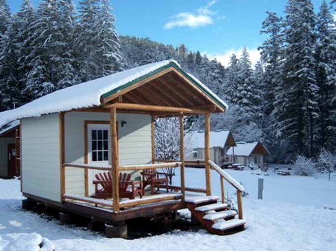 Cozy Cabin near Trailheads and Waterfalls in the Umpqua National Forest, Oregon | Cabins (Idleyld Park, Oregon, United States of America)