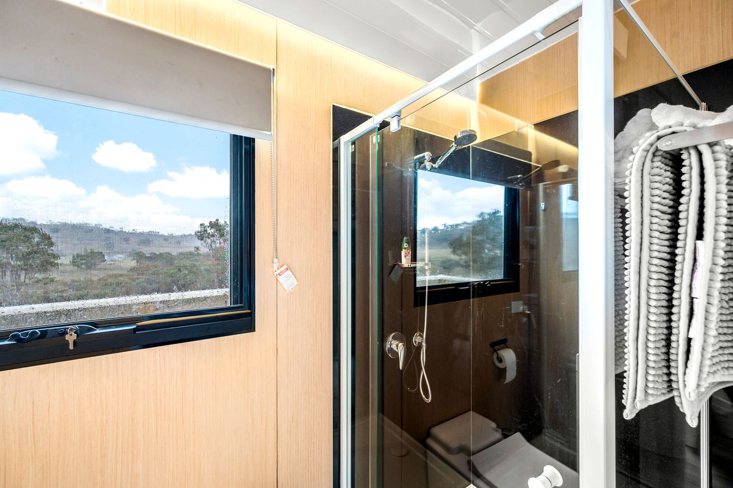 Unique Tiny House Cabin with Hot Tub, Outdoor Bathtub and Beautiful Wildlife in New South Wales, Australia