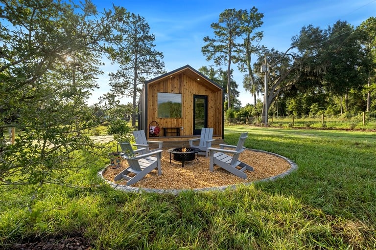 Gorgeous and Modern Cabin near Poe Springs Park, Perfect for a Weekend in Nature