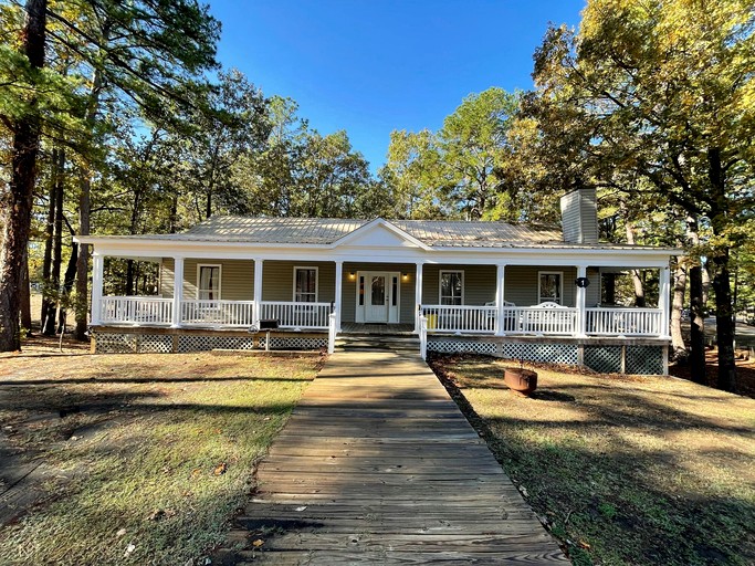 Charming Modern Cabin with Fireplace, Large Porches, WiFi, and Cozy Living Spaces in Zwolle, Louisiana