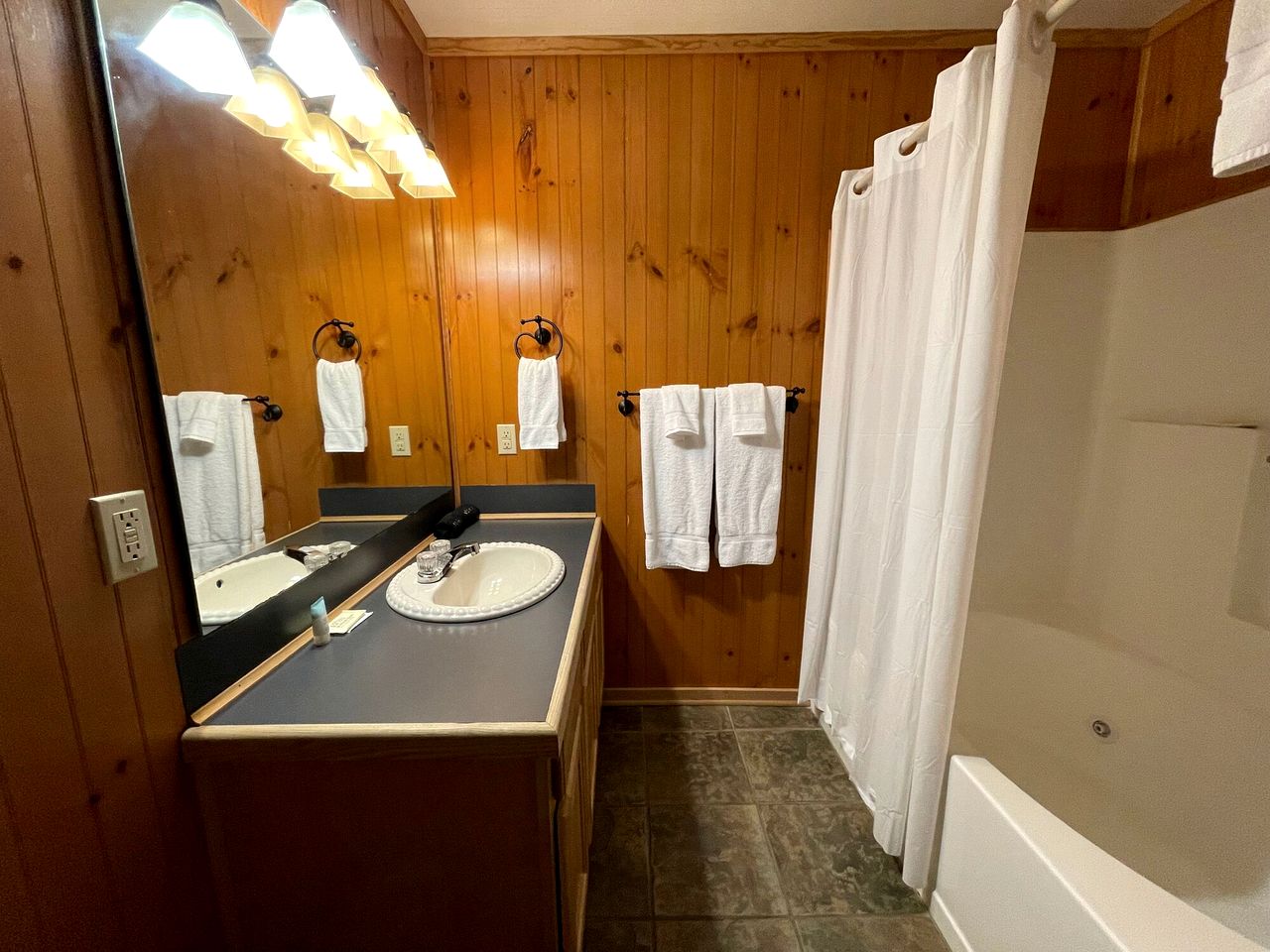 Charming Modern Cabin with Fireplace, Large Porches, WiFi, and Cozy Living Spaces in Zwolle, Louisiana