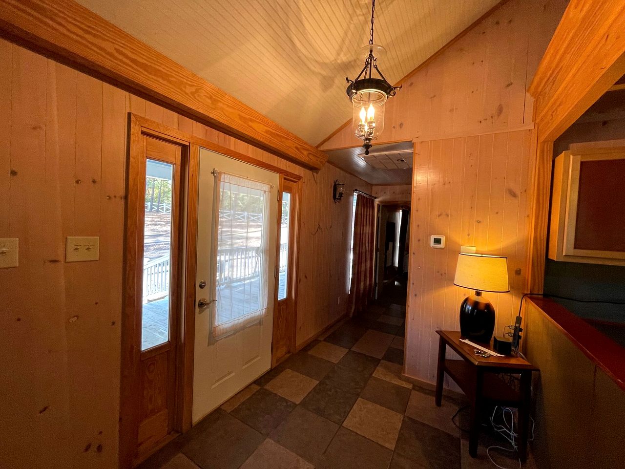 Charming Modern Cabin with Fireplace, Large Porches, WiFi, and Cozy Living Spaces in Zwolle, Louisiana