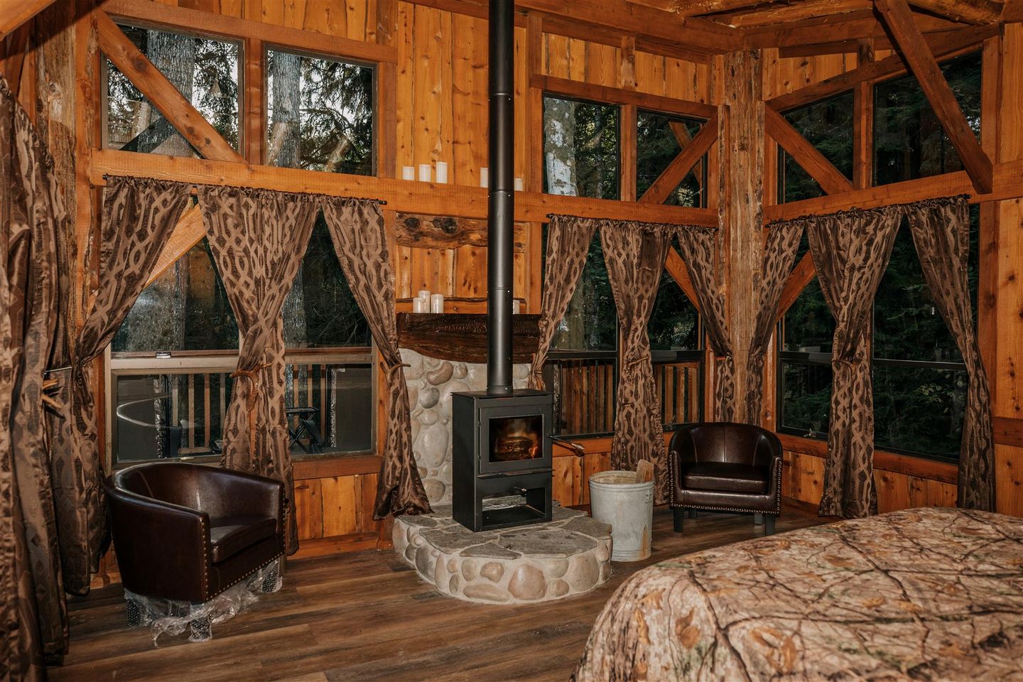 Wheelchair Accessible Log Cabin near Lake Crescent in Forks, Washington, Perfect for a Weekend of Relaxation