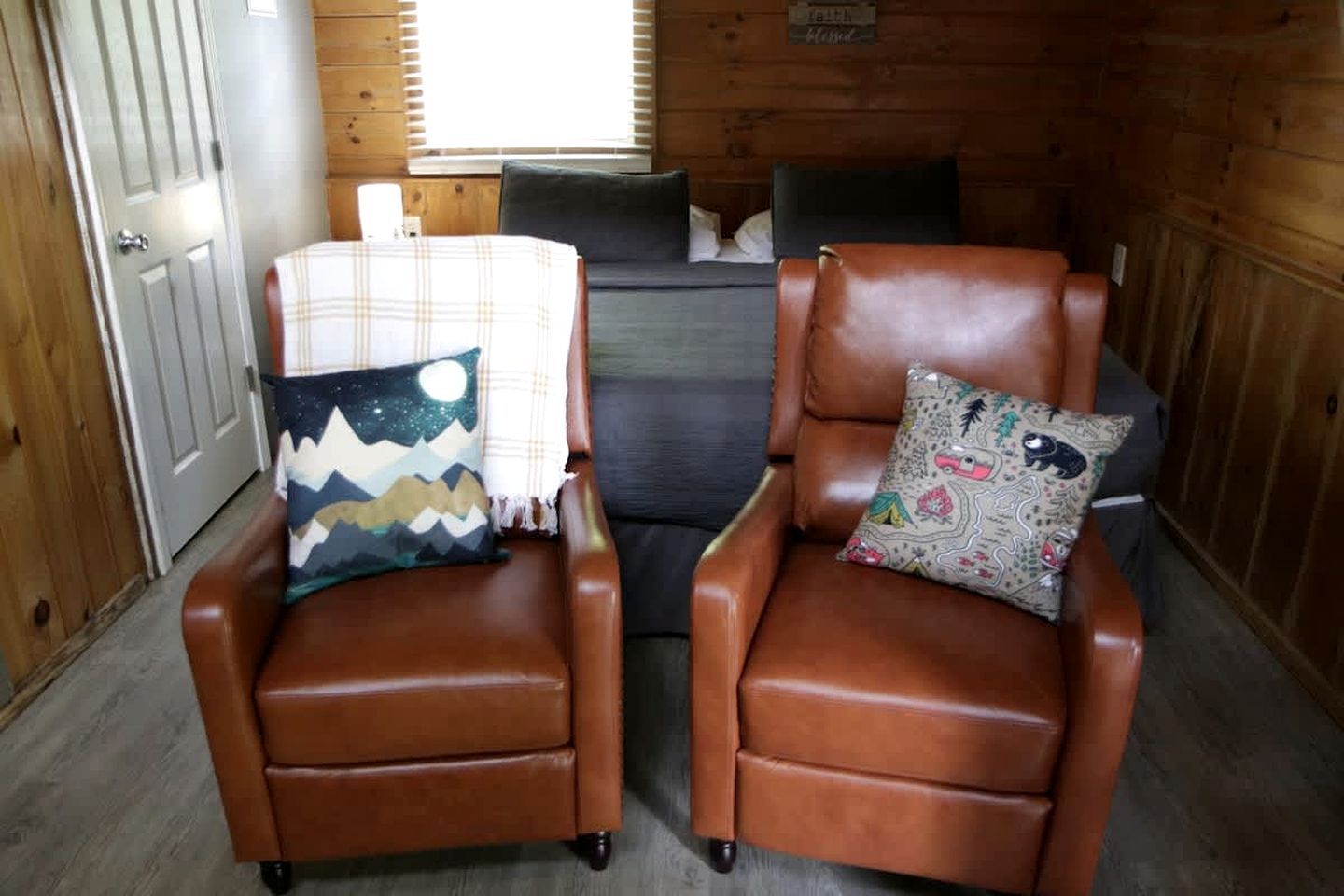Pet Friendly Log Cabin with Firepit near Green River Lake in Columbia, Kentucky