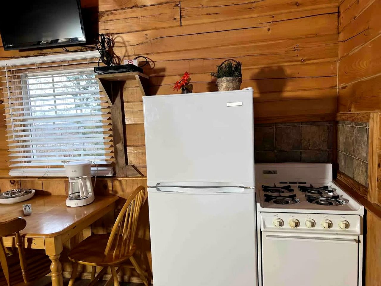 Pet Friendly Log Cabin with Firepit near Green River Lake in Columbia, Kentucky