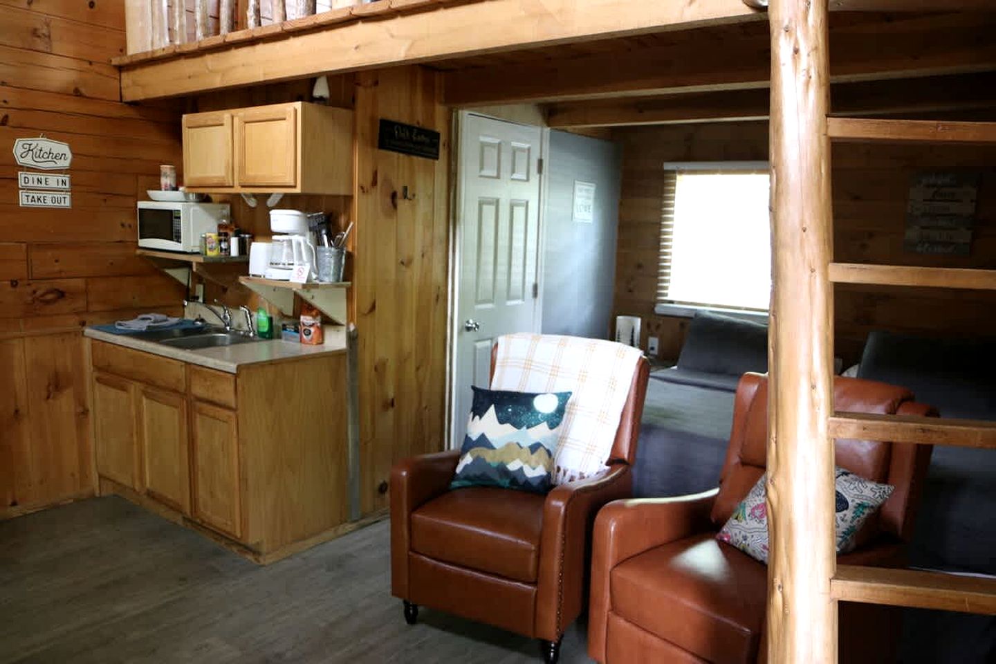 Pet Friendly Log Cabin with Firepit near Green River Lake in Columbia, Kentucky