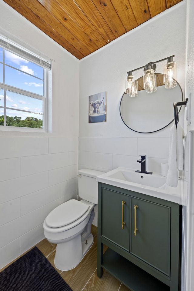 Modern Rustic Cabin Retreat with Panoramic Lake Views in Madill, Oklahoma