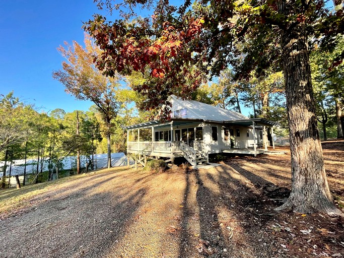 Spacious Luxury Cabin with Resort Amenities Near Zwolle, LA