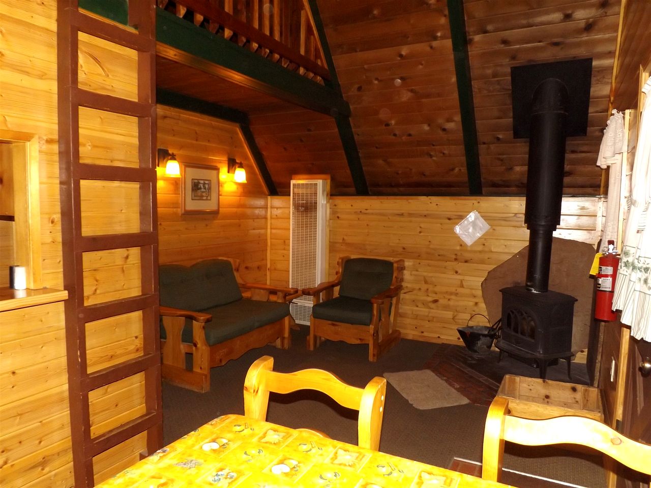 Quaint Cabin with Lofted Interior and Deck in Arizona