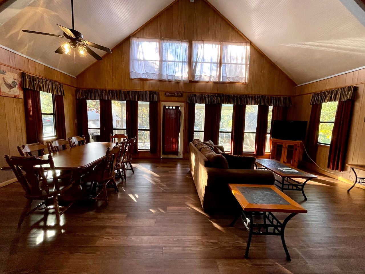 Spacious Luxury Cabin with Resort Amenities Near Zwolle, LA