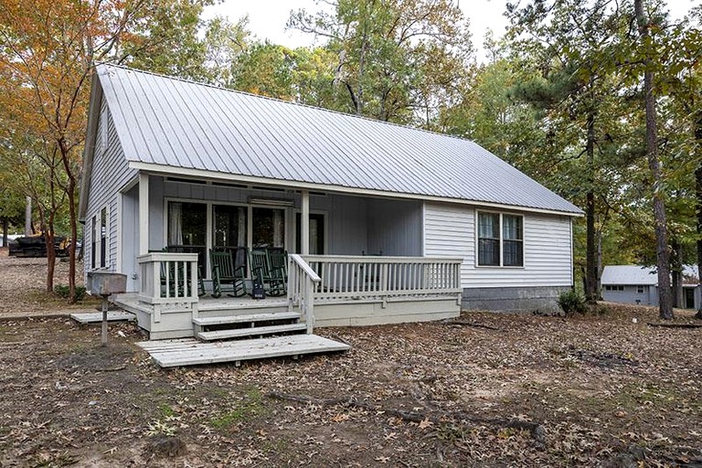 Spacious Cabin with Resort Amenities and Shared Outdoor Deck near Zwolle, Louisiana
