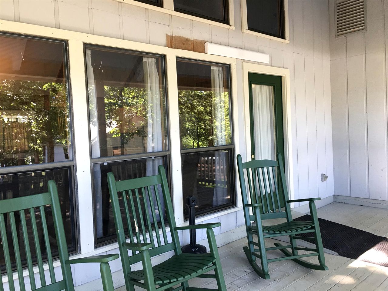 Spacious Cabin with Resort Amenities and Shared Outdoor Deck near Zwolle, Louisiana
