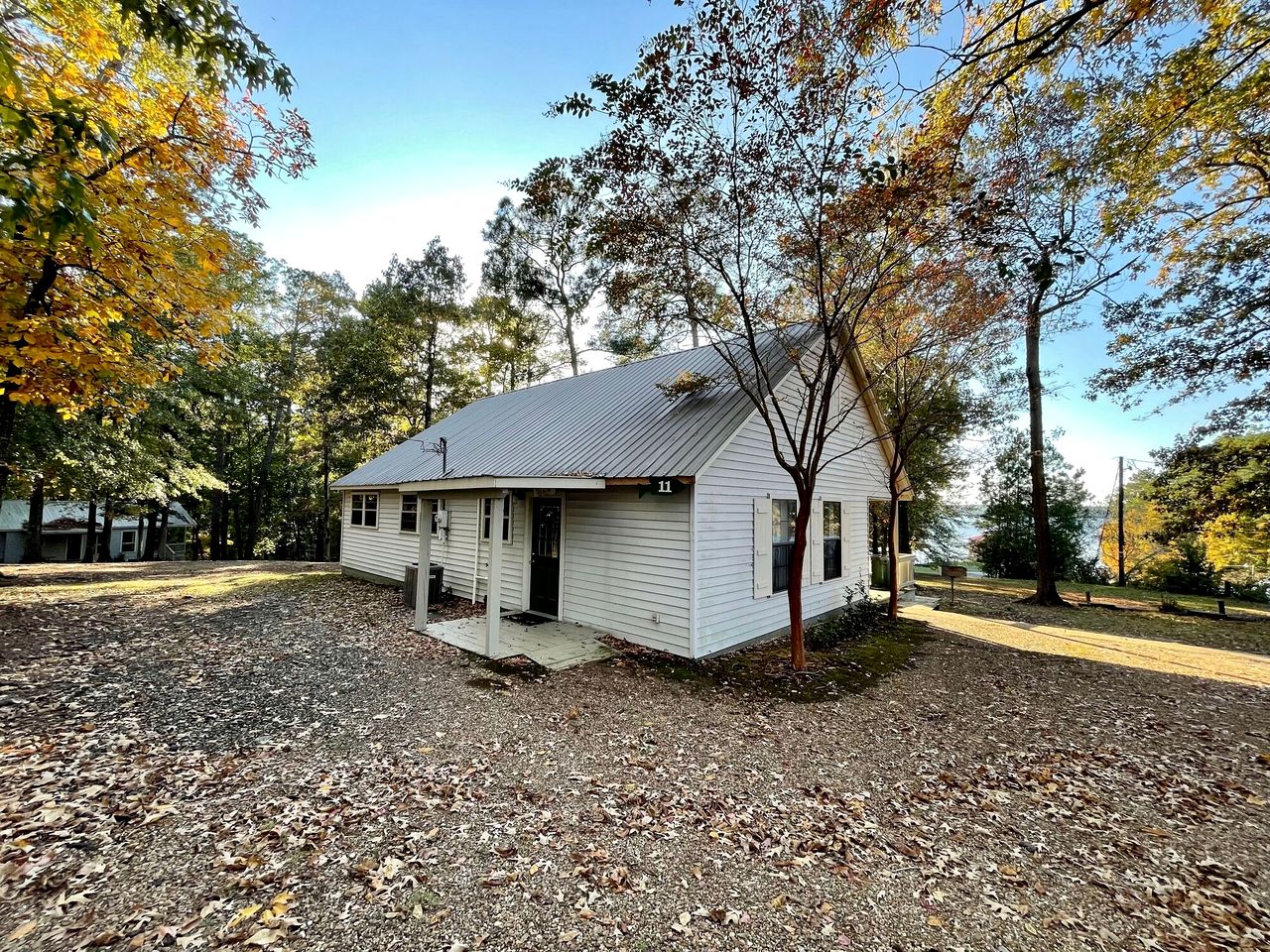 Spacious Cabin with Resort Amenities and Shared Outdoor Deck near Zwolle, Louisiana