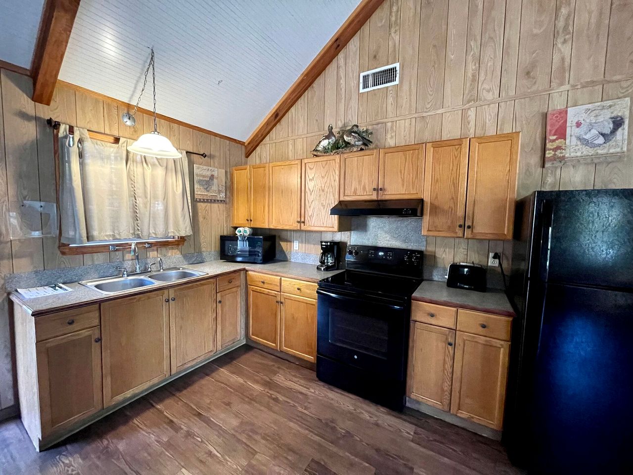 Spacious Cabin with Resort Amenities and Shared Outdoor Deck near Zwolle, Louisiana