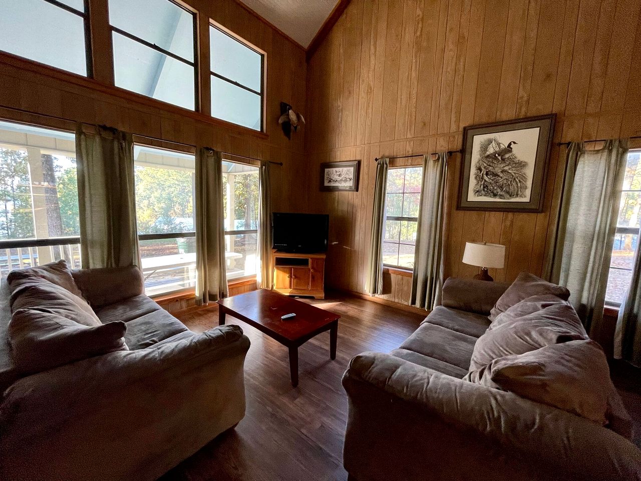 Spacious Cabin with Resort Amenities and Shared Outdoor Deck near Zwolle, Louisiana