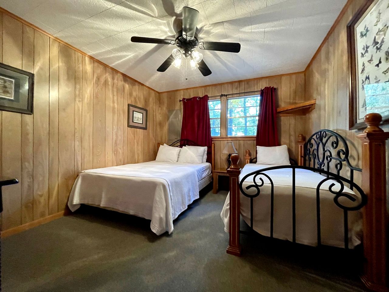 Spacious Cabin with Resort Amenities and Shared Outdoor Deck near Zwolle, Louisiana