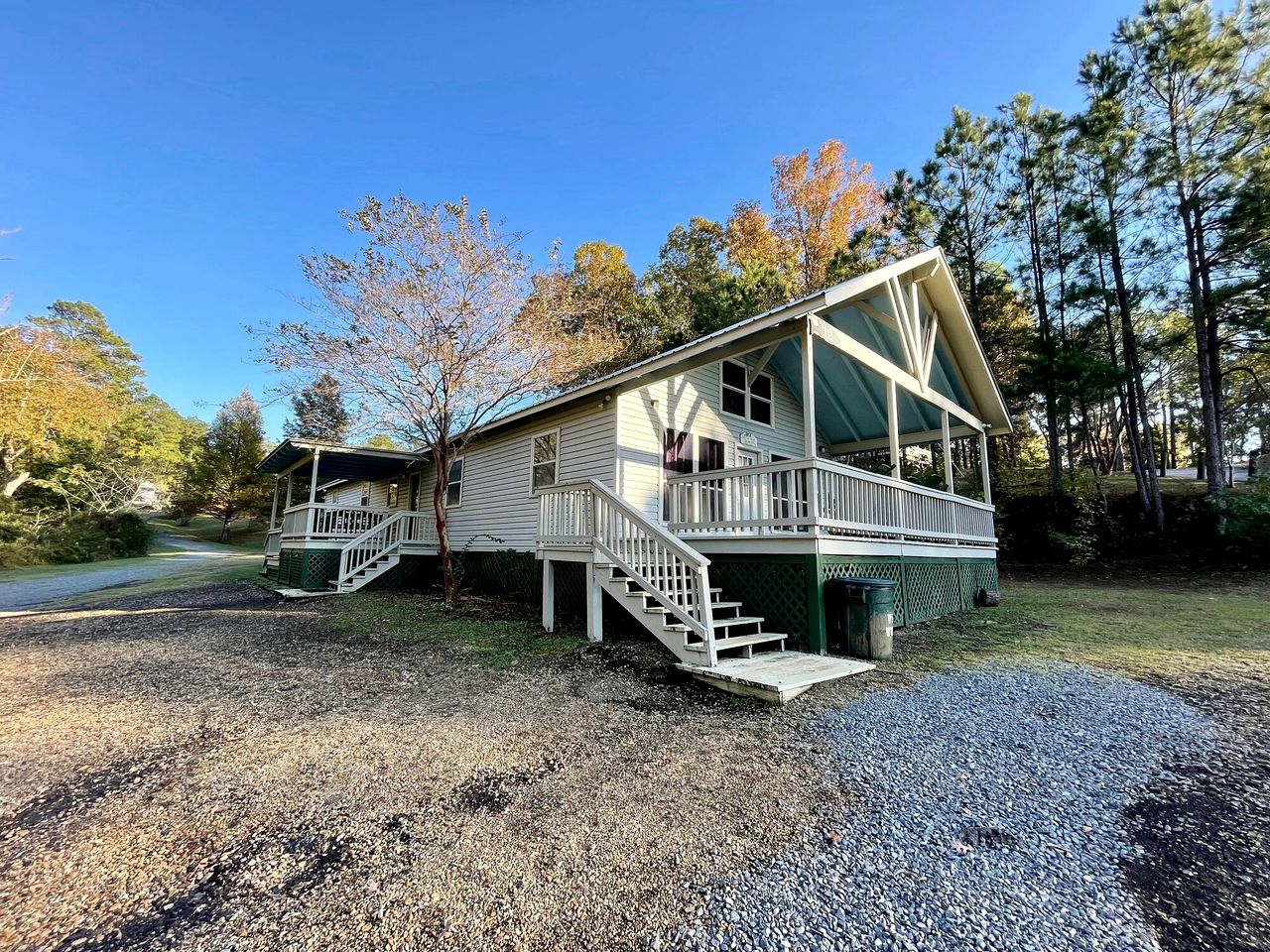 Spacious Lakeview Lodge & Cabin Combo with Fishing Pier Access near Zwolle, Louisiana