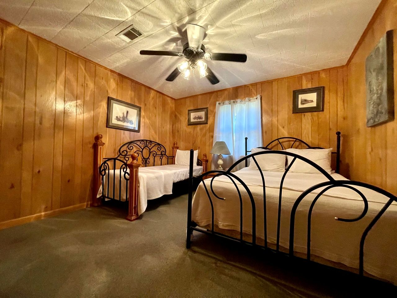 Spacious Lakeview Lodge & Cabin Combo with Fishing Pier Access near Zwolle, Louisiana