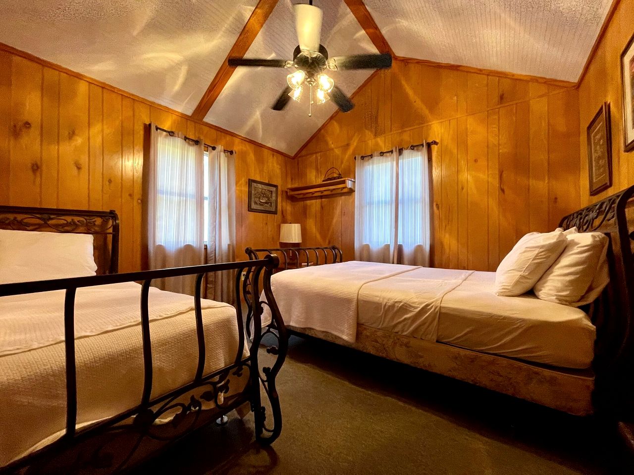 Spacious Lakeview Lodge & Cabin Combo with Fishing Pier Access near Zwolle, Louisiana