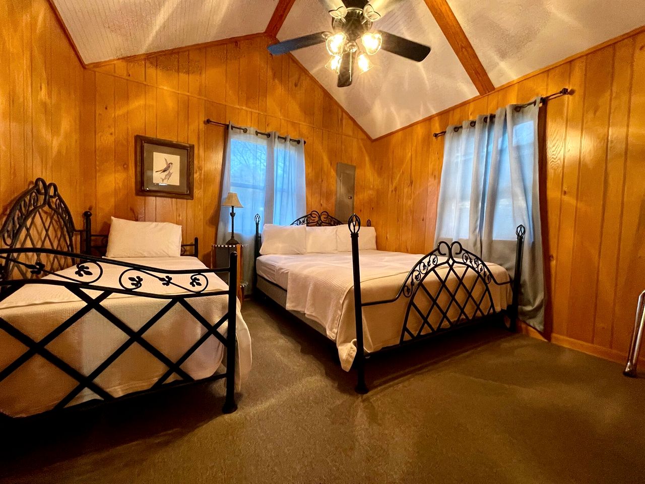 Spacious Lakeview Lodge & Cabin Combo with Fishing Pier Access near Zwolle, Louisiana