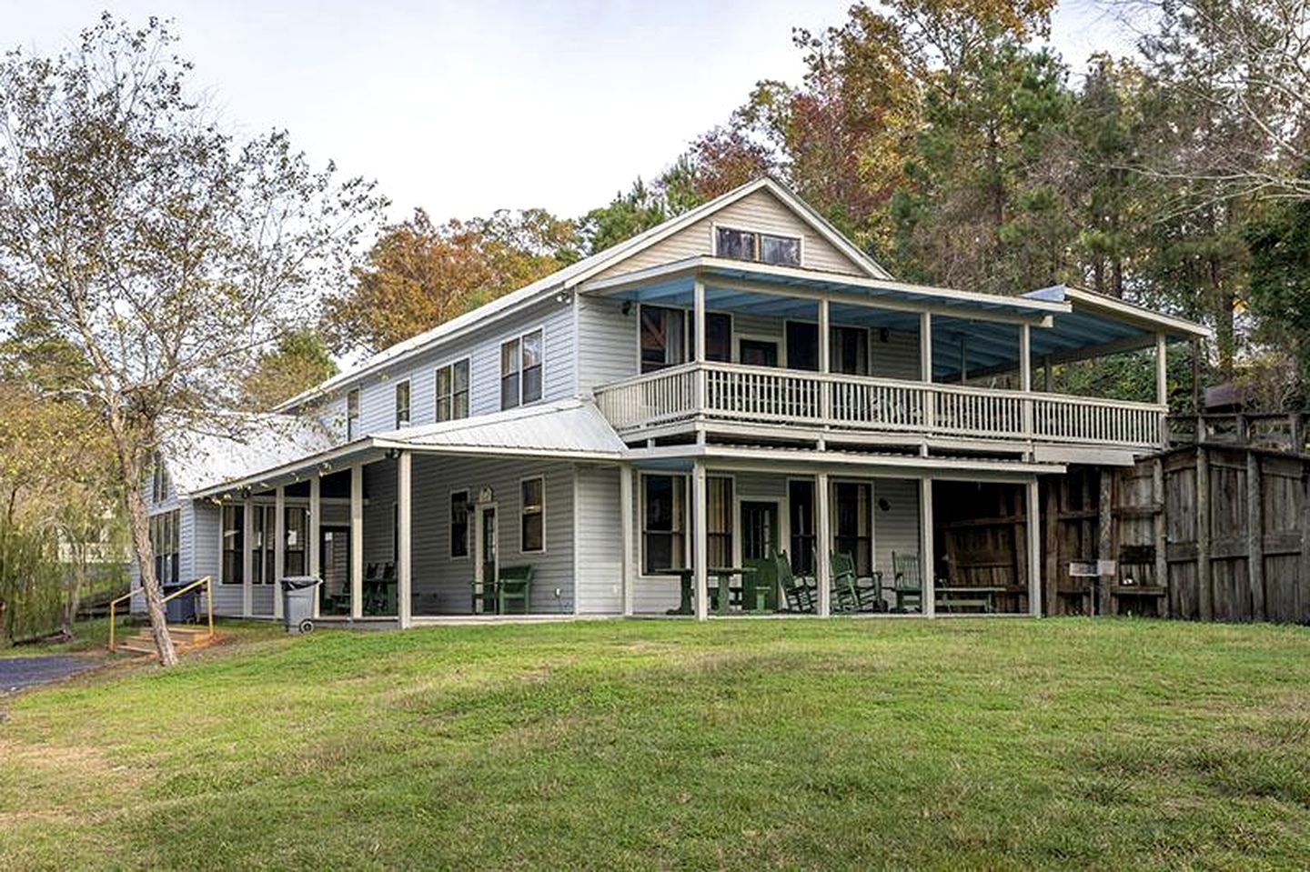 Spacious Lakeview Triplex Cabin with Water Park Access Near Zwolle, Louisiana